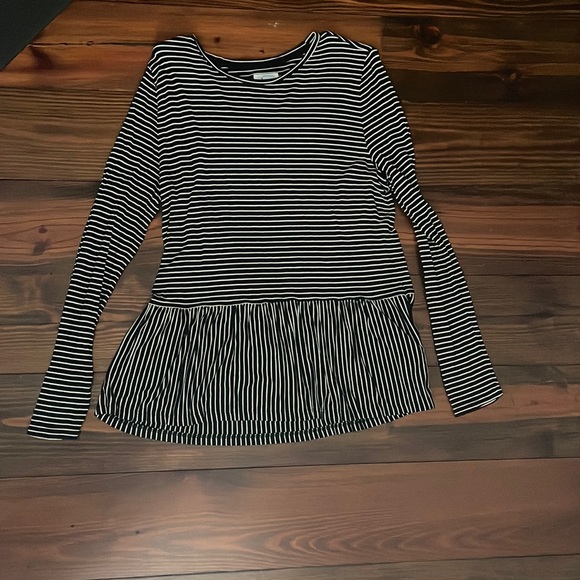 Old Navy Tops - Old Navy ruffle hem tee size medium